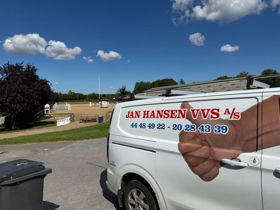 Jan Hansen VVS' hvide servicevogn med firmalogo og telefonnumre